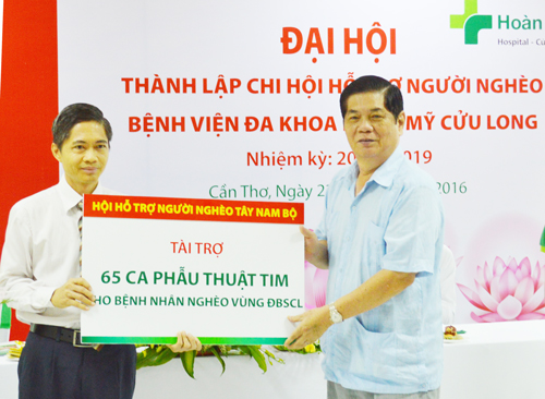 Ông Nguyễn Phong Quang trao bảng tài trợ 65 ca phẫu thuật  tim  cho BS Nguyễn Văn Hoàng, Giám đốc Bệnh viện Đa khoa Hoàn Mỹ Cửu Long.