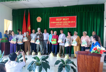 BS Nguyễn Hoàn Cuộc, Bí thư chi bộ Trung tâm Giám định Y khoa TP Cần Thơ, trao quà cho các hộ gia đình.