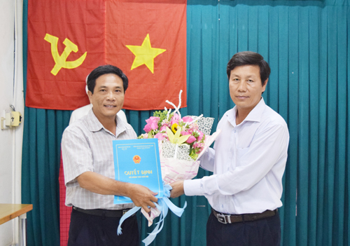 BS.CKII Cao Minh Chu, Phó Giám đốc Sở Y tế, trao Quyết định bổ nhiệm chức danh Giám đốc Trung tâm Truyền thông giáo dục sức khỏe cho BS.CKI Lý Ngọc Trung.
