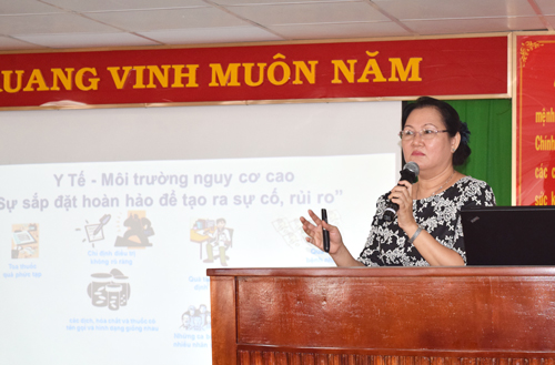 ThS. Nguyễn Thị Bạch Nhung, Trưởng phòng Điều dưỡng Bệnh viện Đa khoa Trung ương Cần Thơ, đang giảng dạy tại lớp tập huấn.