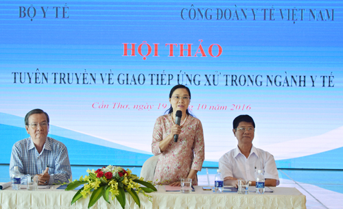Bà Trần Thị Bích Hằng, Chủ tịch Công đoàn ngành Y tế Việt Nam chủ trì buổi thảo luận.
