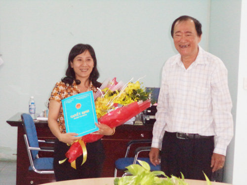 BS.CKII Nguyễn Trung Nghĩa, Phó Giám đốc Sở Y tế, trao quyết định bổ nhiệm chức vụ Phó Giám đốc Trung tâm Y tế dự phòng quận Ninh Kiều cho bà Phạm Thị Trúc Vân.