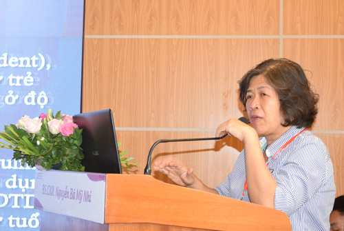 BS.CKII Nguyễn Bá Mỹ Nhi, Phó Giám đốc Bệnh viện Từ Dũ, báo cáo tại hội nghị.
