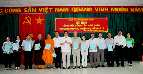Ông Nguyễn Phong Quang, trao Quyết định công nhận thành viên và chụp ảnh lưu niệm với 20 tổ chức xã hội thành viên.