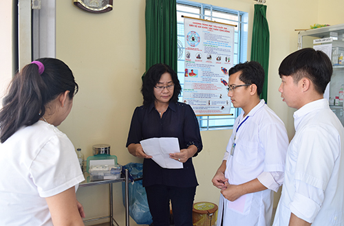 BS Phan Thị Thu Ngân (áo xanh đen), Trưởng Phòng Kế hoạch tổng hợp, Sở Y tế hướng dẫn cách sắp xếp xe tiêm thuốc cho các nhân viên y tế tại Trạm Y tế xã Trường Thắng, huyện Thới Lai.