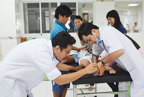 Hoạt động khám và điều trị của hội Children Action tại BV Nhi Đồng Cần Thơ.