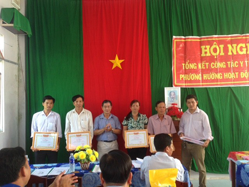 Ông Nguyễn Văn Thanh, Phó Giám đốc Trung tâm Y tế huyện, trao giấy khen của UBND xã cho các cá nhân có nhiều thành tích đóng góp trong việc chăm sóc và bảo vệ sức khỏe nhân dân trên địa bàn.
