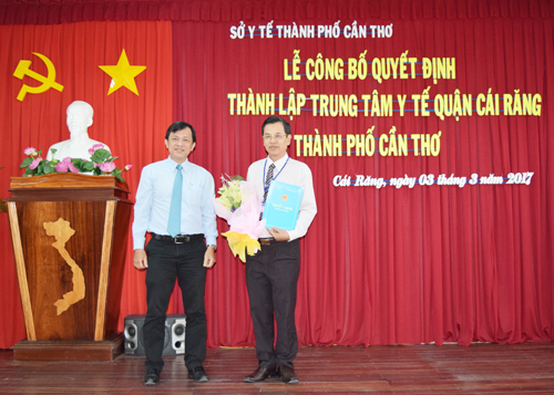 Ông Nguyễn Duy Bình, Phó Giám đốc Sở Nội vụ, trao Quyết định thành lập Trung tâm Y tế quận Cái Răng trực thuộc Sở Y tế. Ảnh: Kim Nhiên