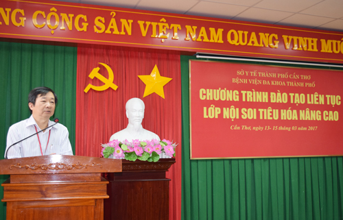 BS.CKII Nguyễn Văn Nghĩa, Phó Giám đốc Bệnh viện Đa khoa thành phố, phát biểu khai mạc lớp nội soi tiêu hóa nâng cao.