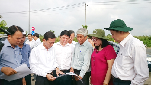 Chủ tịch UBND TP Cần Thơ Võ Thành Thống đang xem bản vẽ khu đất xây dựng Bệnh viện Ung bướu Cần Thơ.