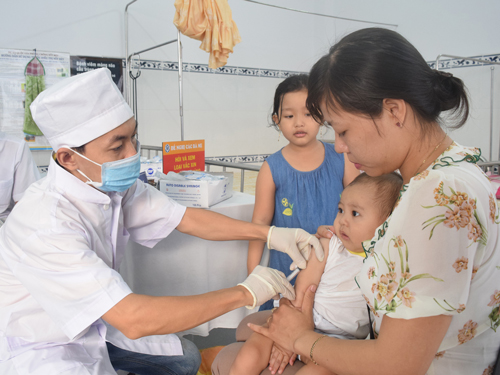 Tiêm vắc xin cho trẻ là biện pháp phòng thủy đậu hiệu quả. Ảnh: Kim Nhiên.