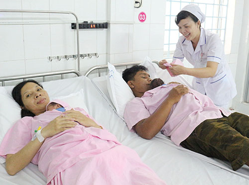 Các bé được thực hiện phương pháp Kangaroo (tiếp xúc da kề da) với cha và mẹ tại Khoa Nhi - Sơ sinh - Bệnh viện Phụ sản thành phố Cần Thơ.