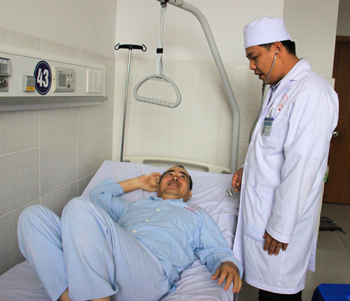 Thạc sĩ - bác sĩ Nguyễn Tấn Luông thăm bệnh nhân sau phẫu thuật.