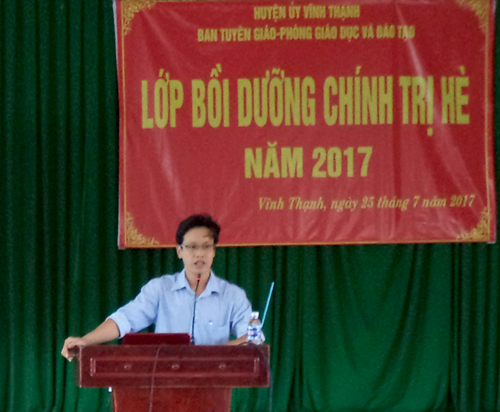 BS. Kiều Hữu Lộc, Phó Trưởng khoa Kiểm soát dịch bệnh - HIV/AIDS, Trung tâm Y tế huyện Vĩnh Thạnh giảng dạy tại lớp tập huấn.