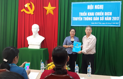 Ông Nguyễn Văn Nành, Chi cục trưởng Chi cục DS – KHHGĐ thành phố Cần Thơ, trao Quyết định bổ nhiệm cho bà Huỳnh Thị Hải Yến.