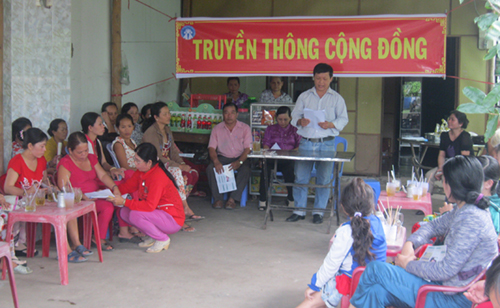 Một buổi truyền thông dân số tại cộng đồng ở huyên Vĩnh Thạnh.
