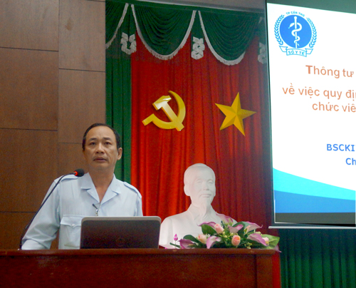 BS.CKII Phạm Phú Trường Giang, Chánh Thanh tra Sở Y tế, đang triển khai Quy tắc ứng xử cho CCVC Bệnh viện Đa khoa TP Cần Thơ.