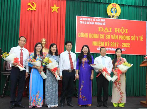 BS.CKI Huỳnh Văn Nhanh, Phó Giám đốc Sở Y tế và bà Trương Thị Minh Thu, Chủ tịch Công đoàn ngành Y tế, tặng hoa cho Ban Chấp hành Công đoàn cơ sở Văn phòng Sở Y tế nhiệm kỳ 2012-2017.