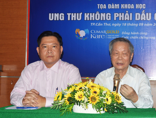 TS.BS Võ Văn Kha, Phó Giám đốc Bệnh viện Ung bướu TP Cần Thơ (trái) tại buổi tọa đàm khoa học “Ung thư không phải là dấu chấm hết” được tổ chức tại Bệnh viện Ung bướu TP Cần Thơ
