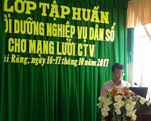 BS Nguyễn Văn Tích, Giám đốc Trung tâm DS-KHHGĐ quận Cái Răng triển khai kế hoạch thực hiện Chiến lược Dân số và Sức khỏe sinh sản giai đoạn 2011-2020.
