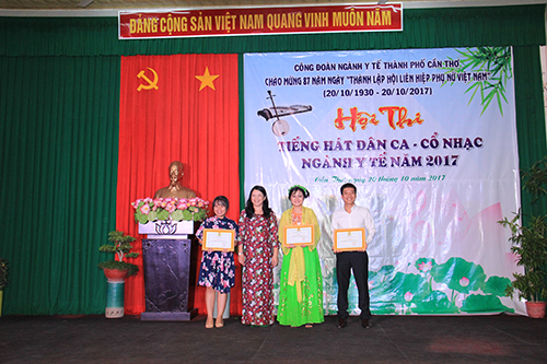 Bà Trương Thị Minh Thu, Chủ tịch Công đoàn ngành trao giải xuất sắc cho các thí sinh
