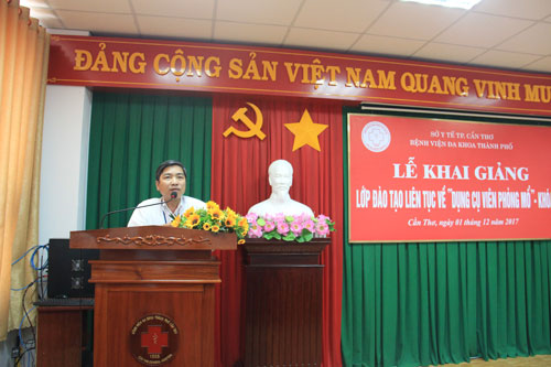 BS.CKII Võ Hồng Sở, Phó Giám đốc Bệnh viện Đa khoa TP Cần Thơ phát biểu tại buổi khai giảng.