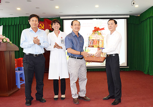 Ông Võ Thành Thống, Chủ tịch UBND TP Cần Thơ tặng quà, chúc Tết cho tập thể BV Phụ sản.