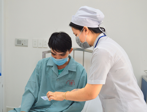 Bác sĩ hướng dẫn sử dụng thuốc cho bệnh nhân lao đang điều trị tại Bệnh viện Lao và Bệnh phổi thành phố Cần Thơ.
