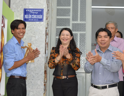 Bà Trương Thị Minh Thu, Chủ tịch Công đoàn ngành Y tế Cần Thơ, trao “Mái ấm công đoàn” từ Quỹ Tấm lòng vàng cho CĐV có hoàn cảnh khó khăn.