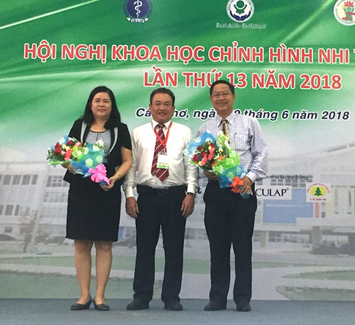 Bác sĩ Trần Văn Dễ tặng hoa cho  Phó Chủ tịch Thường trực UBND TP Cần Thơ Lê Văn Tâm và Giám đốc Sở Y tế Cần Thơ Bùi Thị Lệ Phi.