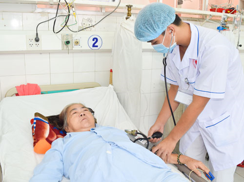 Bệnh nhân được kiểm tra huyết áp tại Khoa Hồi sức tích cực và chống độc, Bệnh viện Tim mạch TP Cần Thơ.