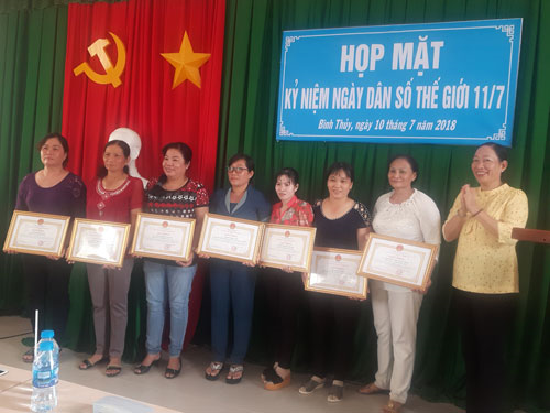 Các tập thể nhận giấy khen của UBND quận Bình Thủy về thành tích tiêu biểu trong thực hiện Chiến dịch truyền thông dân số năm 2018. Ảnh: Thu Hà
