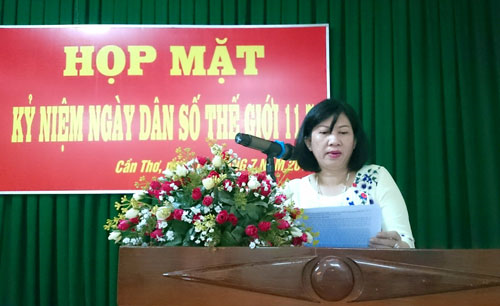 Bà Nguyễn Thị Ngọc Đảnh, Chi Cục trưởng Chi cục DS-KHHGĐ thành phố phát biểu ý nghĩa ngày Dân số thế giới và phát động hưởng ứng thực hiện một cách có hiệu quả chủ đề năm nay.