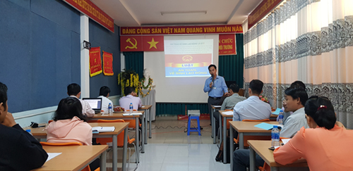 ThS Trần Huỳnh Minh Chí, viên chức Khoa Vệ sinh lao động trình bày báo cáo tại hội nghị.