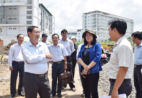 Ông Lê Văn Tâm, Phó Chủ tịch Thường trực UBND TP Cần Thơ (hàng đầu, bên trái) cùng các sở ngành tại công trình xây dựng Trung tâm Chăm sóc sức khỏe sinh sản.