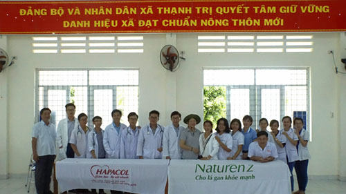 Đoàn chụp hình lưu niệm tại điểm khám bệnh Nhà văn hóa xã Thạnh Trị, huyện Gò Công Tây, tỉnh Tiền Giang.