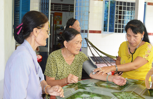 Cán bộ y tế địa phương phối hợp cùng CTV dân số đến khám sức khỏe, thăm hỏi người cao tuổi tại xã Nhơn Ái, huyện Phong Điền trong Đề án Nhân rộng mô hình CLB Liên thế hệ tự giúp nhau tại địa phương.