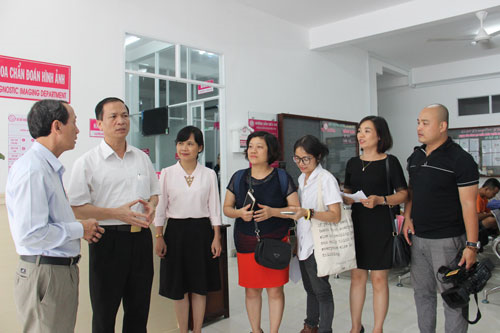 Ông Mai Xuân Phương, Vụ Phó Vụ Truyền thông, Tổng cục DS-KHHGĐ (thứ hai từ trái qua) cùng đoàn báo chí Trung ương làm việc tại Bệnh viện Phụ sản vào ngày 7/11/2018 về kết quả hoạt động tầm soát, chẩn đoán, điều trị bệnh tật trước sinh và sơ sinh