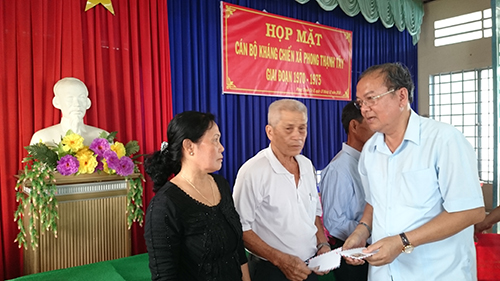 Đồng chí Lê Hùng Dũng, nguyên Chủ tịch UBND thành phố Cần Thơ tặng quà các cô chú cán bộ kháng chiến tại buổi họp mặt cán bộ kháng chiến xã Phong Thạnh Tây giai đoạn 1970 - 1975 trước đây.