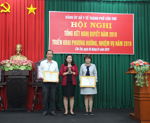 Đồng chí Bùi Thị Lệ Phi, Bí thư Đảng ủy, Giám đốc Sở Y tế trao giấy khen cho hai tập thể Chi bộ hoàn thành xuất sắc nhiệm vụ