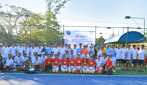 Ban tổ chức và các vận động viên thi đấu quần vợt chụp ảnh lưu niệm tại buổi khai mạc Hội thao ngành Y tế năm 2019. Ảnh: Lê Huy
