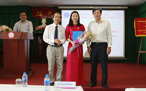 Ông Cao Minh Chu, Phó Giám đốc Sở Y tế TP Cần Thơ trao Quyết định bổ nhiệm chức vụ Phó Giám đốc Bệnh viện Phụ sản thành phố Cần Thơ cho bà Nguyễn Thụy Thúy Ái