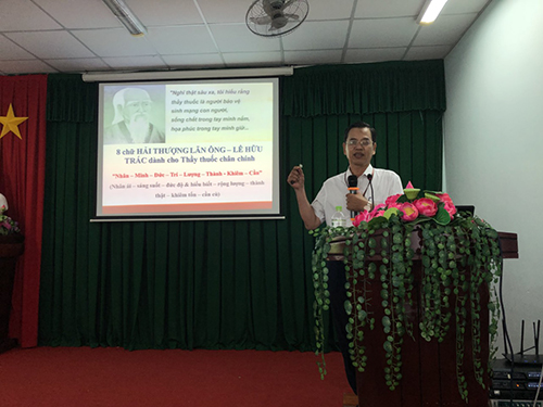 ninh kieu tap huan ung xu: BS.CKII Nguyễn Minh Thắng, Giám đốc Trung tâm Y tế trình bày về nội dung tầm quan trọng của giao tiếp, kỹ năng ứng xử của cán bộ, nhân viên y tế tại lớp tập huấn