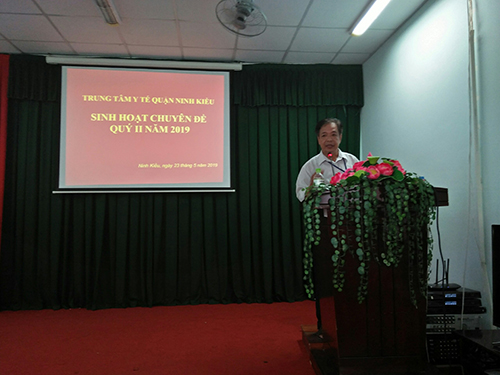 BS.CKI Hà Thúc Nguyện, Trưởng khoa Khoa KSBT-HIV/AIDS Trung tâm Y tế quận Ninh Kiều triển khai nội dung buổi sinh hoạt