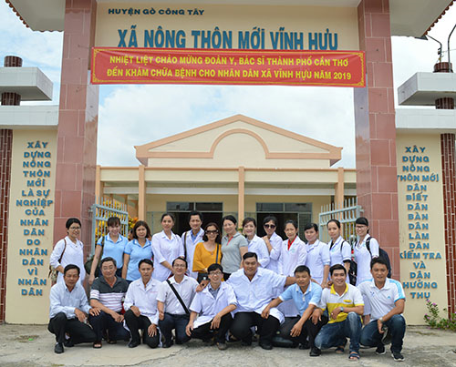 Đoàn chụp hình lưu niệm tại điểm khám bệnh Nhà văn hóa xã Vĩnh Hựu, huyện Gò Công Tây, tỉnh Tiền Giang.