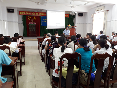 BS.CKI Trần Thanh Quang, Phó Giám đốc Trung tâm Y tế quận Ô Môn triển khai các nội dung tại buổi tập huấn