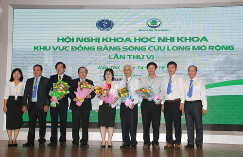 Ban Giám đốc Bệnh viện Nhi đồng TP Cần Thơ trao tặng hoa và chụp hình lưu niệm cùng các quý lãnh đạo thành phố tại Hội nghị Khoa học Nhi khoa mở rộng Khu vực Đồng bằng Sông Cửu Long lần thứ VI - năm 2019.