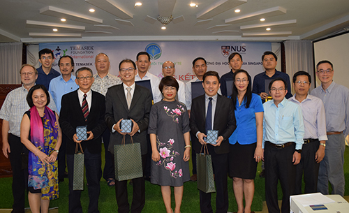 Đại diện trường Đại học Quốc gia Singapoge tặng quà và chụp hình lưu niệm cùng các đơn vị tham gia chương trình năm 2017 - 2019.