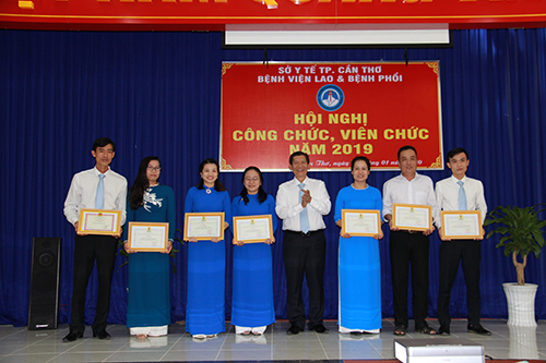 BS Trần Mạnh Hồng, Giám đốc bệnh viện trao giấy khen cho các tổ công đoàn đạt thành tích trong đợt “phát động phong trào thi đua năm 2019”.