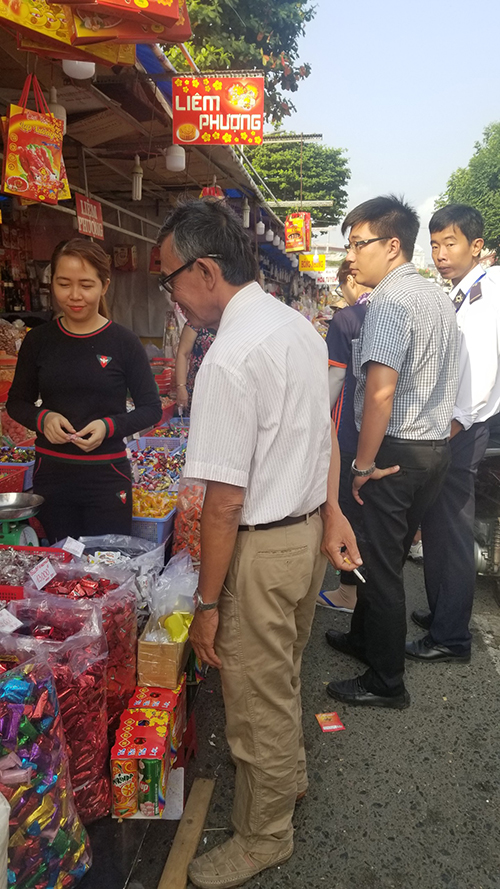 Đoàn kiểm tra liên ngành an toàn thực phẩm quận Ninh Kiều kiểm tra các cơ sở kinh doanh bánh kẹo trên địa bàn quận dịp Tết Nguyên đán Canh Tý 2020